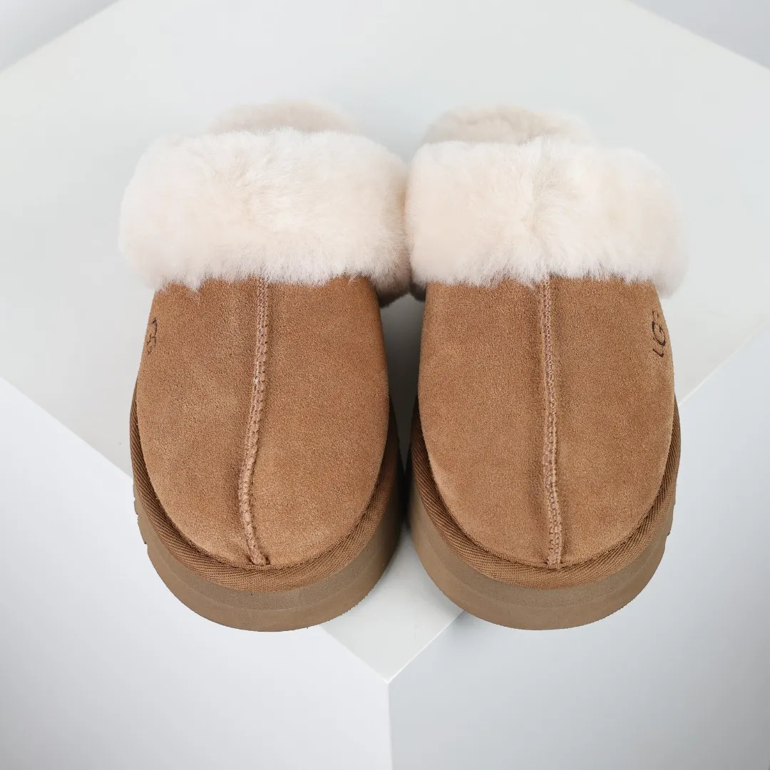 Pick up locally 💰520 The core recommendation is good price UGG Coquette lazy slippers thick sole Xiaohongshu hot model Henan Longfeng leather production Sheepskin integrated top quality in the market 2-3 cm cashmere insole to keep warm in winter and suitable for home use UUG has launched a style series in the new year, which is partially skewed towards the preferences of young consumers and has also moved to the forefront of fashion trends. Shoe body material Water-repellent coated suede upper 17mm UGGPURE™ implanted wool insole Lightweight non-slip comfortable rubber outsole With brand LOGO Trademark Comes with full packaging Size: 35 36 37 38 39 40